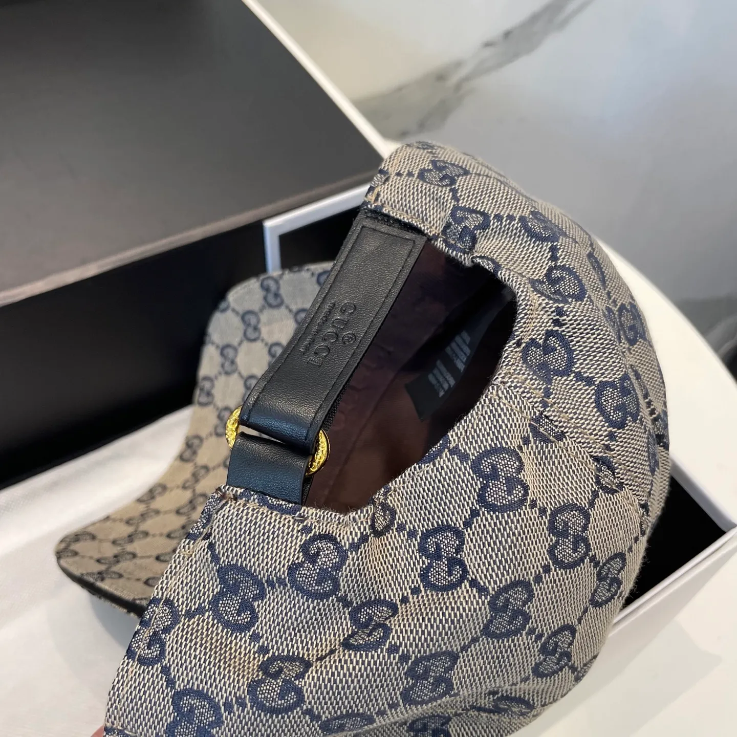 P60 Gucci (Gucci) classic original baseball cap😍Customized with 1:1 mold opening at the counter, the highest version, the original canvas is light and breathable! Photographed in real life, suitable for men and women in all seasons, basic head circumference 56cm, adjustable patches.
