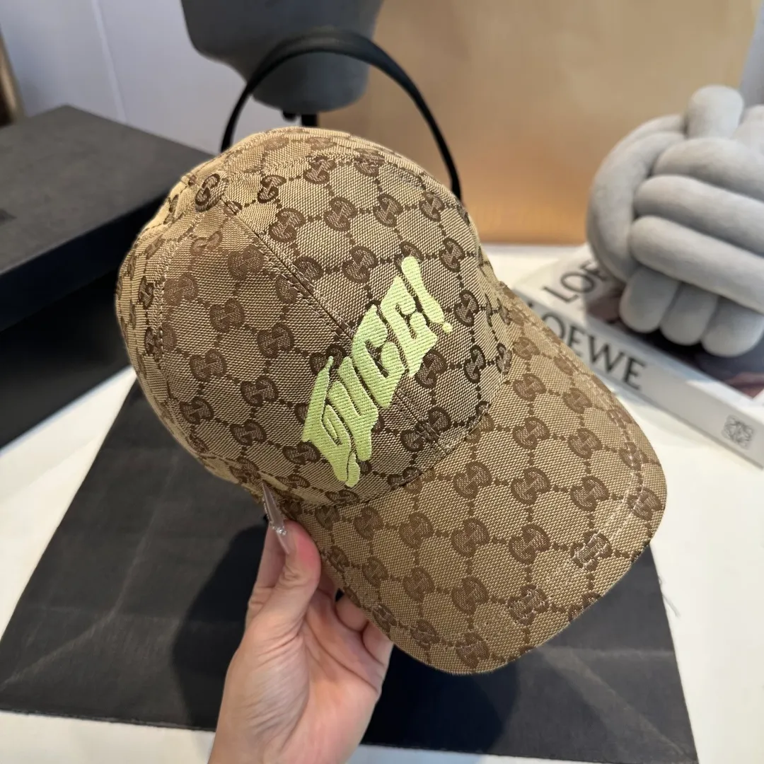 P90 Gucci new original baseball cap, double G jacquard, 1:1 mold opening and customization at the counter, perfect pattern, original canvas fabric + first layer of cowhide, light and breathable! The basic head circumference is 56cm, and the patch is adjustable.