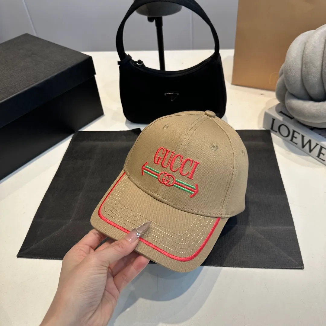 P56 Gucci Baseball Cap GUCCI official website new product, baseball cap, original quality is very popular, the workmanship is very exquisite, high-end atmosphere and class! Low-key luxury, easy to carry! Running volume!