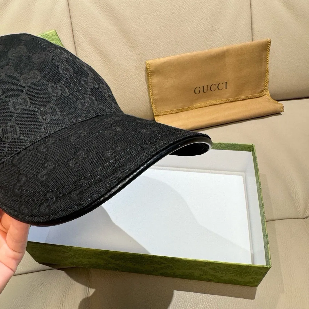 p90, Gucci's new original baseball cap, embroidered python, 1:1 mold customization, heavy embroidery, delicate and luxurious, details comparable to those at the counters, original canvas fabric + first-layer cowhide, pure cotton lining, great quality! The first choice for handsome men and beautiful women, fashionable and versatile. Basic head circumference 56, adjustable patch