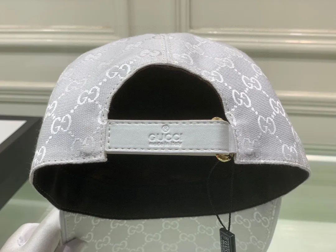 🉐130 new models shipped Gucci (Gucci) new original baseball cap, heavy embroidery, 1:1 mold customization, details comparable to counters, original canvas + first-layer cowhide, pure cotton lining, great quality! The first choice for handsome men and beautiful women, fashionable and versatile. Basic head circumference 56, adjustable patch