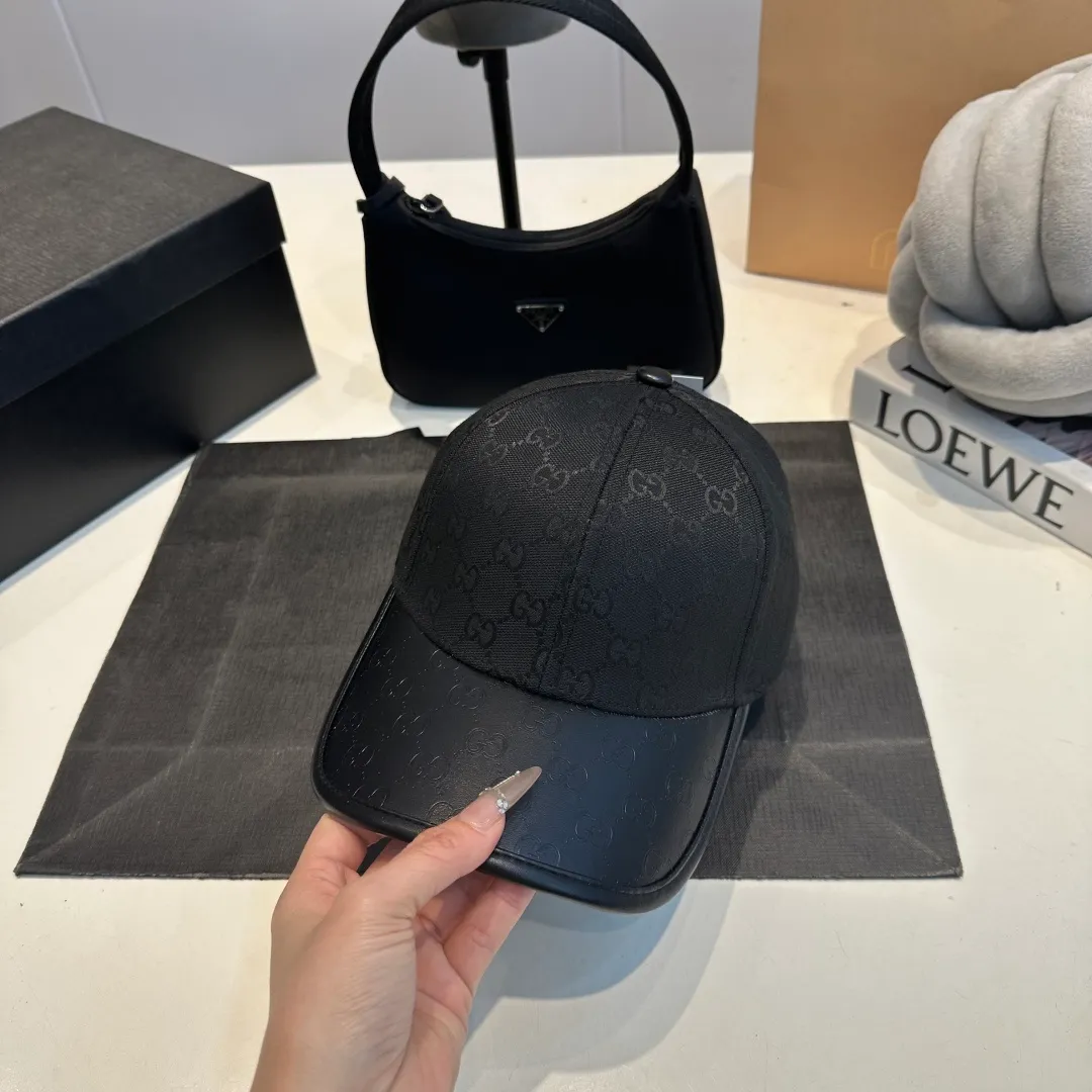 P56 Gucci Baseball Cap♥️GUCCI🧢New product from the official website, baseball cap, original quality, hot arrival 🔥🎩 The craftsmanship is very exquisite, high-end and classy! Low-key luxury, easy to carry! Running volume!