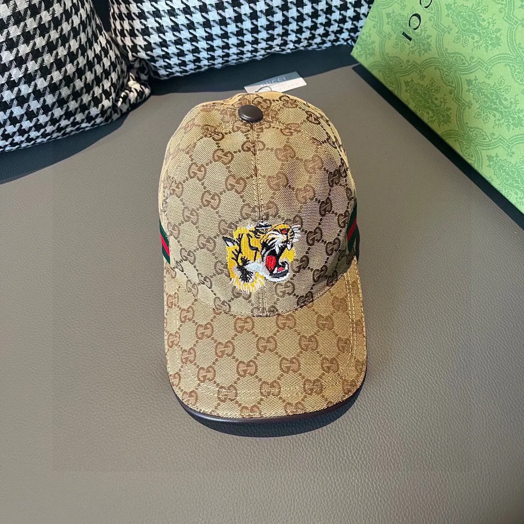 🉐️90 Comes with box bag, Gucci's new original baseball cap, tiger head embroidery, 1:1 mold customization, heavy embroidery, details comparable to those at the counter, original canvas fabric + first layer cowhide, great quality! The first choice for handsome men and beautiful women, fashionable and versatile. The basic head circumference is 56cm, and the patch is adjustable.
