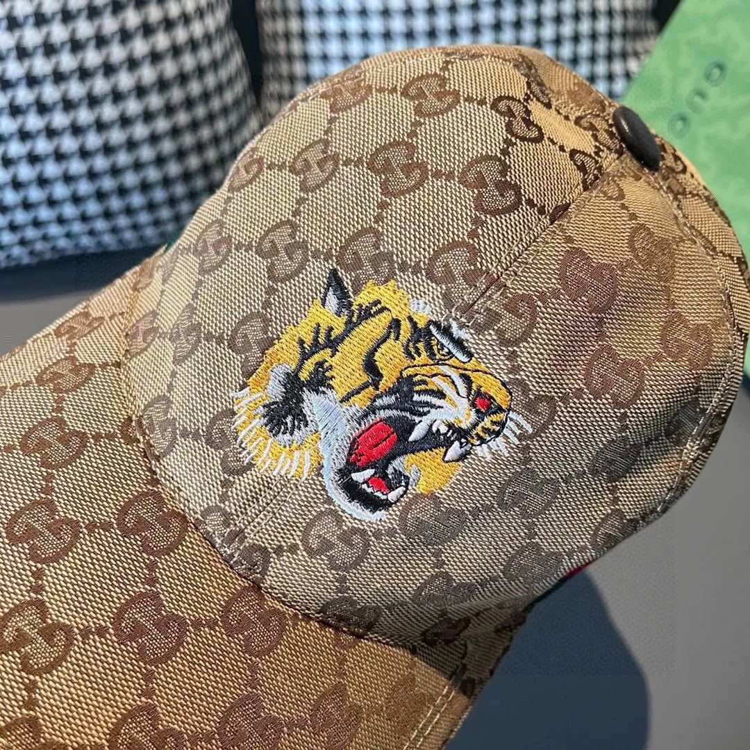 🉐️90 Comes with box bag, Gucci's new original baseball cap, tiger head embroidery, 1:1 mold customization, heavy embroidery, details comparable to those at the counter, original canvas fabric + first layer cowhide, great quality! The first choice for handsome men and beautiful women, fashionable and versatile. The basic head circumference is 56cm, and the patch is adjustable.