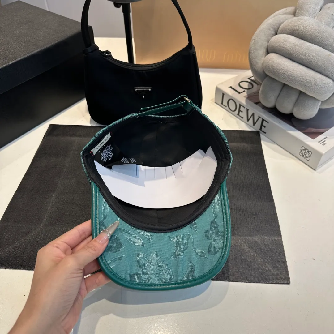 P56 Gucci Baseball Cap♥️GUCCI🧢New product from the official website, baseball cap, original quality, hot arrival 🔥🎩 The craftsmanship is very exquisite, high-end and classy! Low-key luxury, easy to carry! Running volume!
