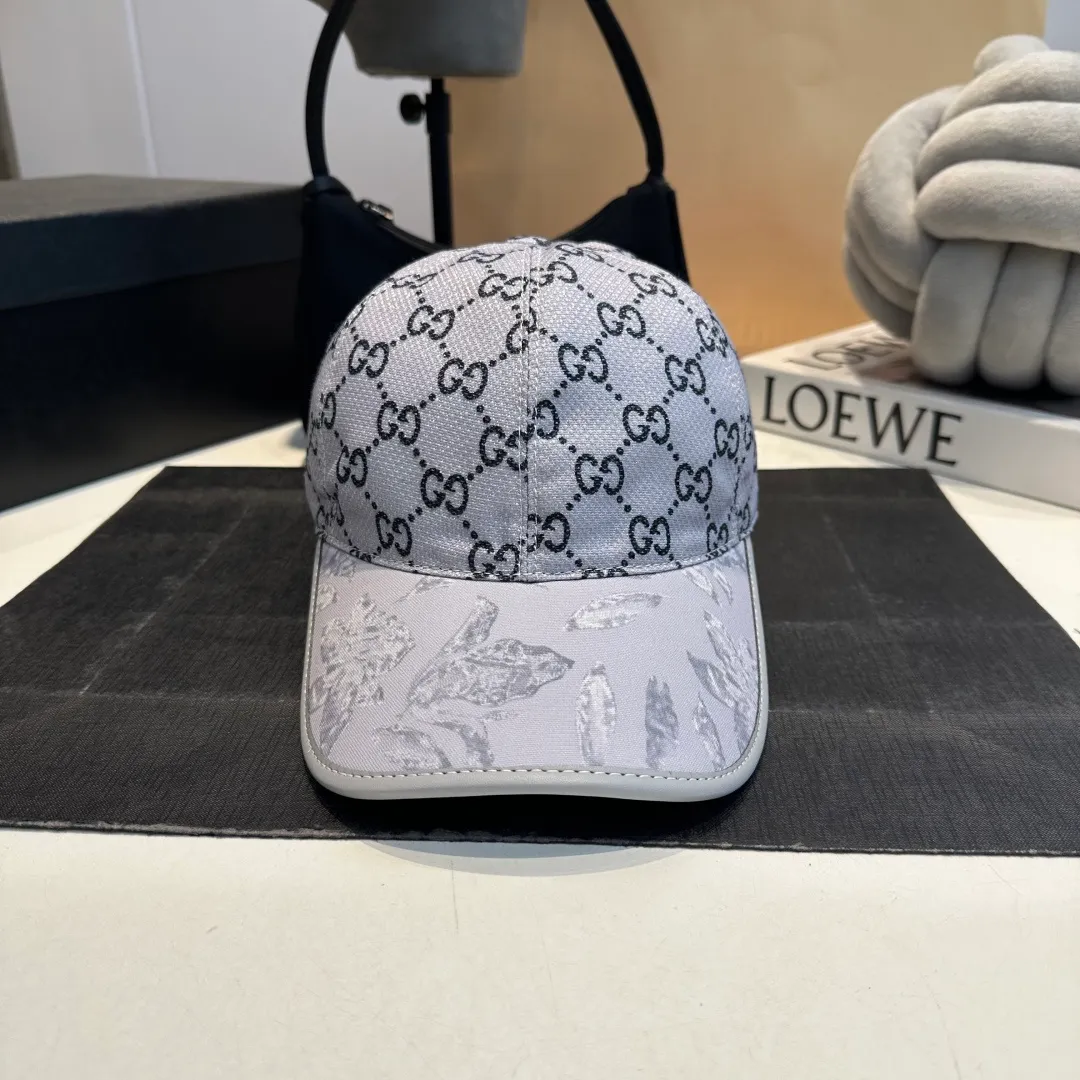 P90 Gucci's latest original baseball cap with wide webbing. 1:1 mold opening and customization at the counter, the highest version, original canvas fabric + first-layer cowhide, light and breathable! Photographed in real life, suitable for men and women in all seasons, basic head circumference 56cm, adjustable patches.