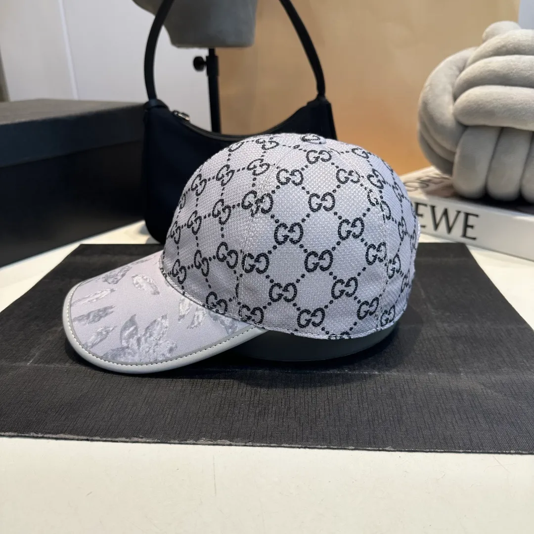 P90 Gucci's latest original baseball cap with wide webbing. 1:1 mold opening and customization at the counter, the highest version, original canvas fabric + first-layer cowhide, light and breathable! Photographed in real life, suitable for men and women in all seasons, basic head circumference 56cm, adjustable patches.