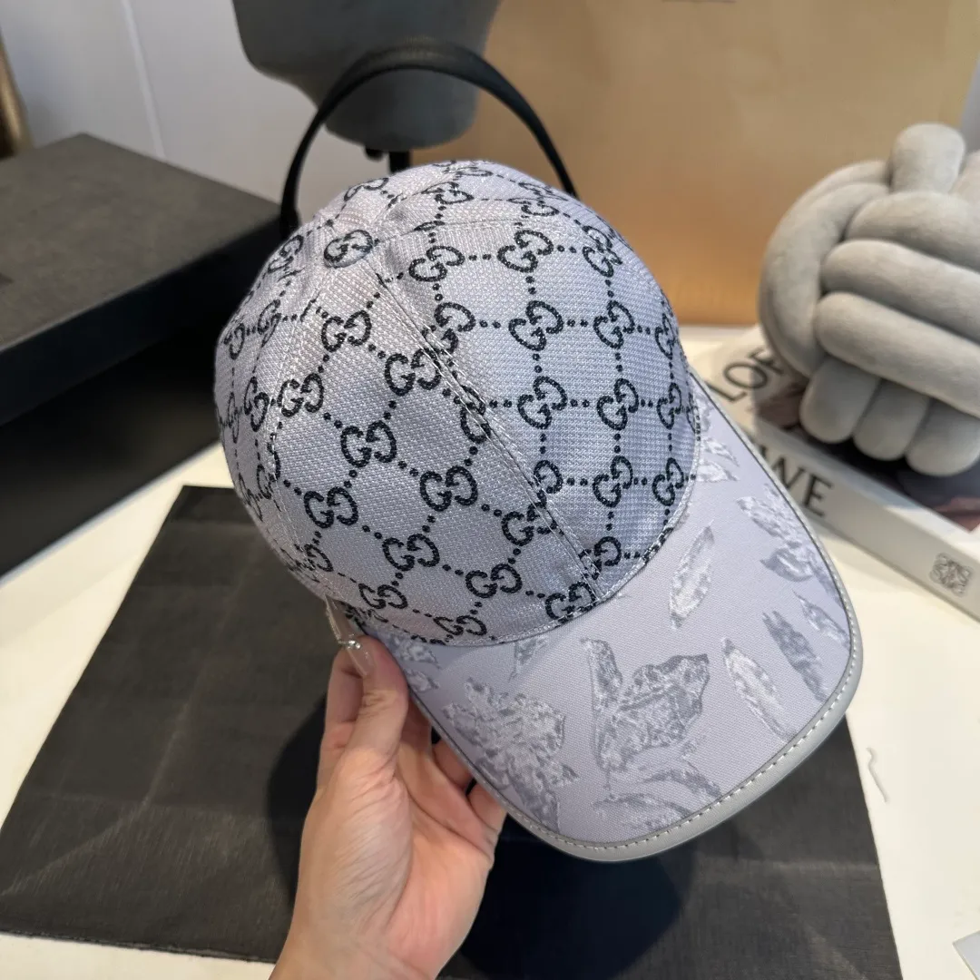P90 Gucci's latest original baseball cap with wide webbing. 1:1 mold opening and customization at the counter, the highest version, original canvas fabric + first-layer cowhide, light and breathable! Photographed in real life, suitable for men and women in all seasons, basic head circumference 56cm, adjustable patches.
