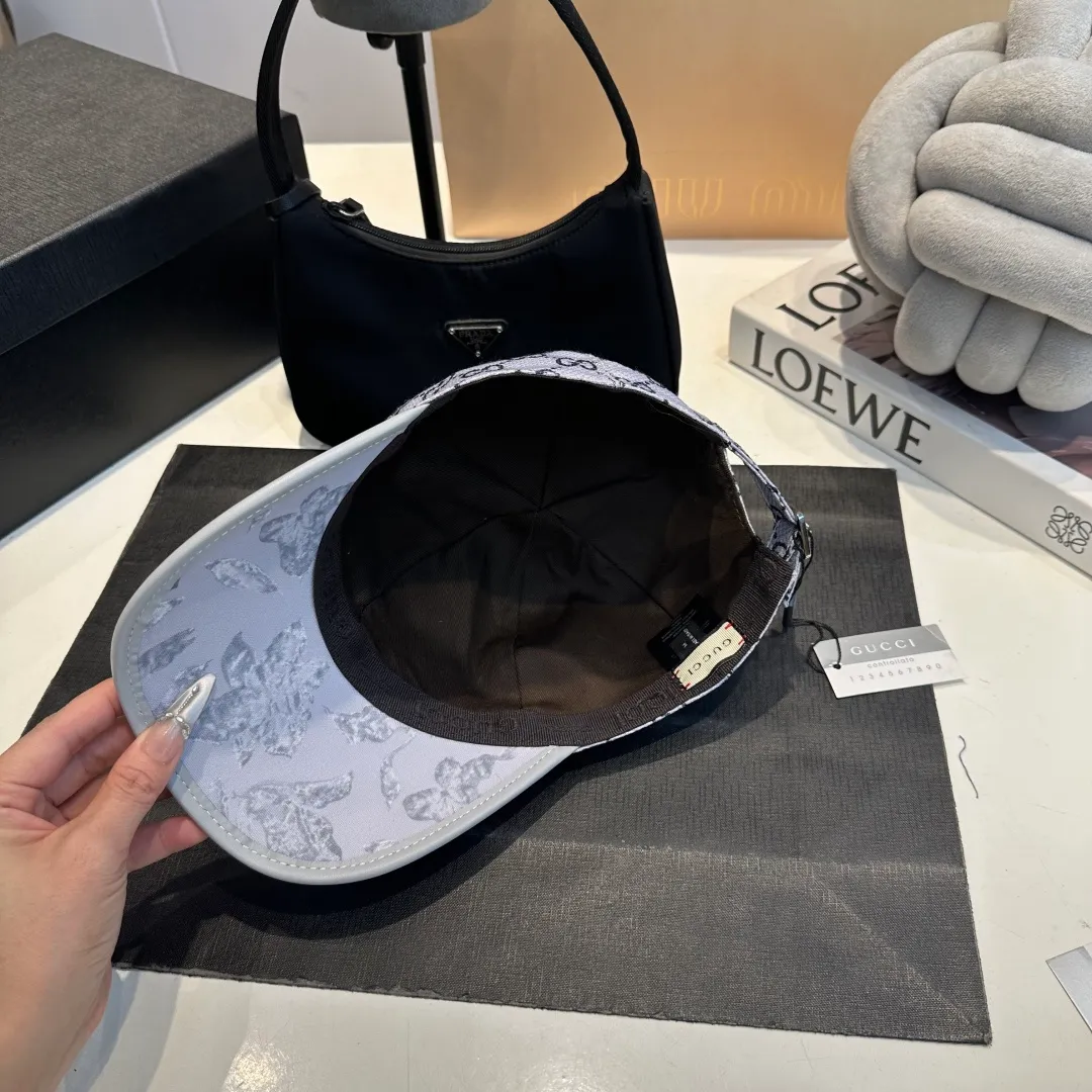 P90 Gucci's latest original baseball cap with wide webbing. 1:1 mold opening and customization at the counter, the highest version, original canvas fabric + first-layer cowhide, light and breathable! Photographed in real life, suitable for men and women in all seasons, basic head circumference 56cm, adjustable patches.