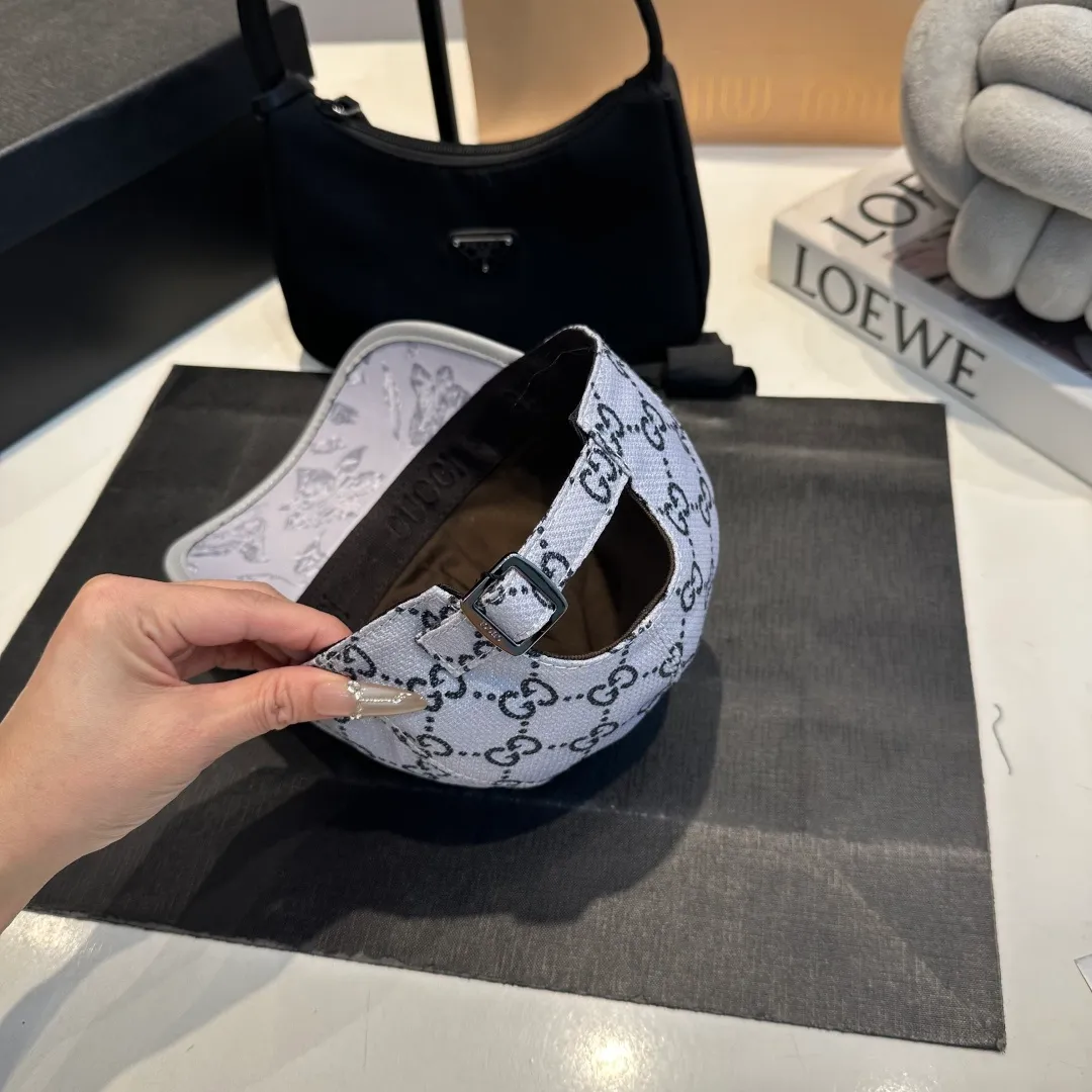 P90 Gucci's latest original baseball cap with wide webbing. 1:1 mold opening and customization at the counter, the highest version, original canvas fabric + first-layer cowhide, light and breathable! Photographed in real life, suitable for men and women in all seasons, basic head circumference 56cm, adjustable patches.
