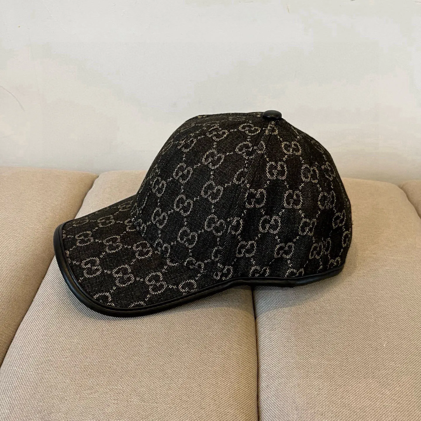 P60 Gucci Baseball Cap♥️GUCCI🧢New product from the official website, baseball cap, original quality, very popular 🔥🎩 The craftsmanship is very exquisite, high-end and classy! Low-key luxury, easy to carry! Running volume!