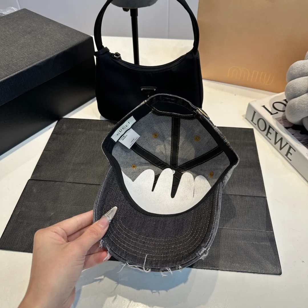 P60 Gucci Baseball Cap♥️GUCCI🧢New product from the official website, baseball cap, original quality, very popular 🔥🎩 The craftsmanship is very exquisite, high-end and classy! Low-key luxury, easy to carry! Running volume!