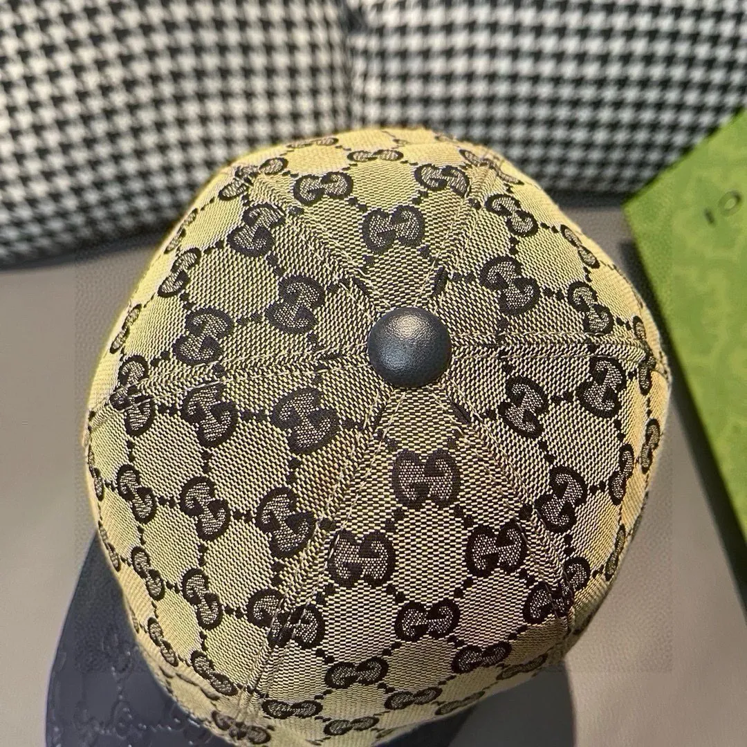 P90, Gucci (Gucci) classic original baseball cap, small double G cowhide stitching, 1:1 mold customization, excellent quality! The brim is embossed with first-layer cowhide, the quality is excellent! Basic head circumference 56, adjustable patch, five colors in stock, best-selling model!