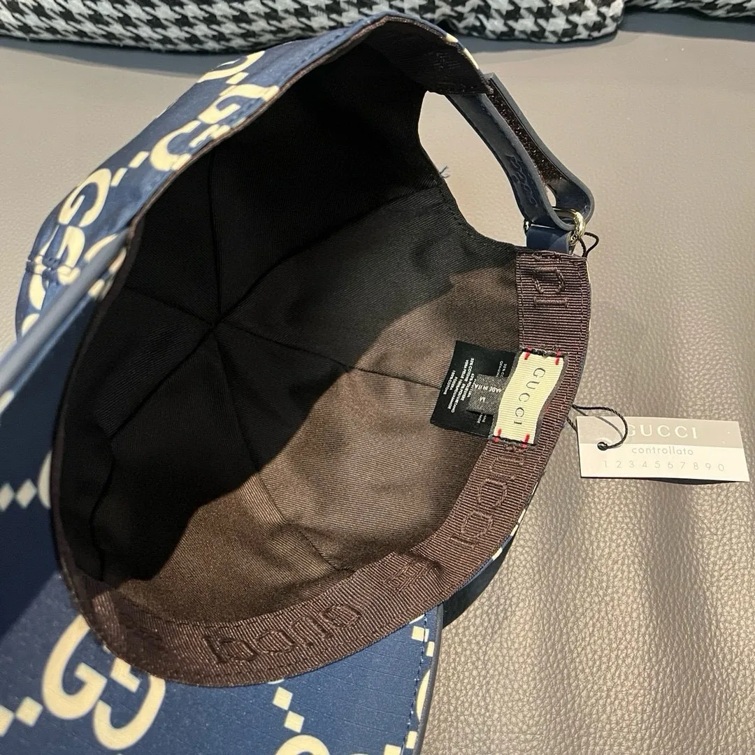 P90 new model shipped from the official website, Gucci's latest original baseball cap, large double G, 1:1 mold customization at the counter, perfect alignment, original canvas fabric + first-layer cowhide, light and breathable! The basic head circumference is 56cm, and the patch is adjustable.