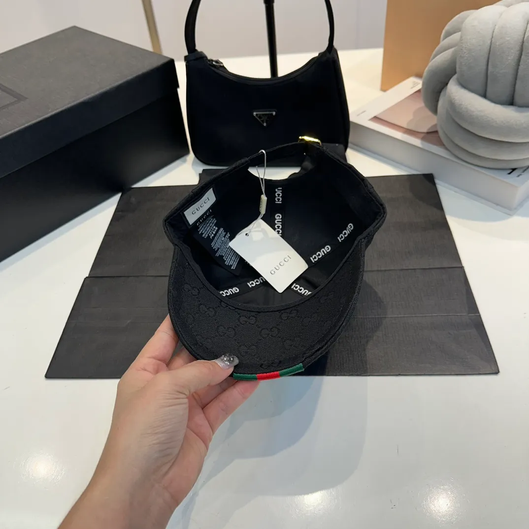 P54 Gucci Baseball Cap♥️GUCCI🧢New product from the official website, baseball cap, original quality, very popular 🔥🎩The craftsmanship is very exquisite, high-end and classy! Low-key luxury, easy to carry!