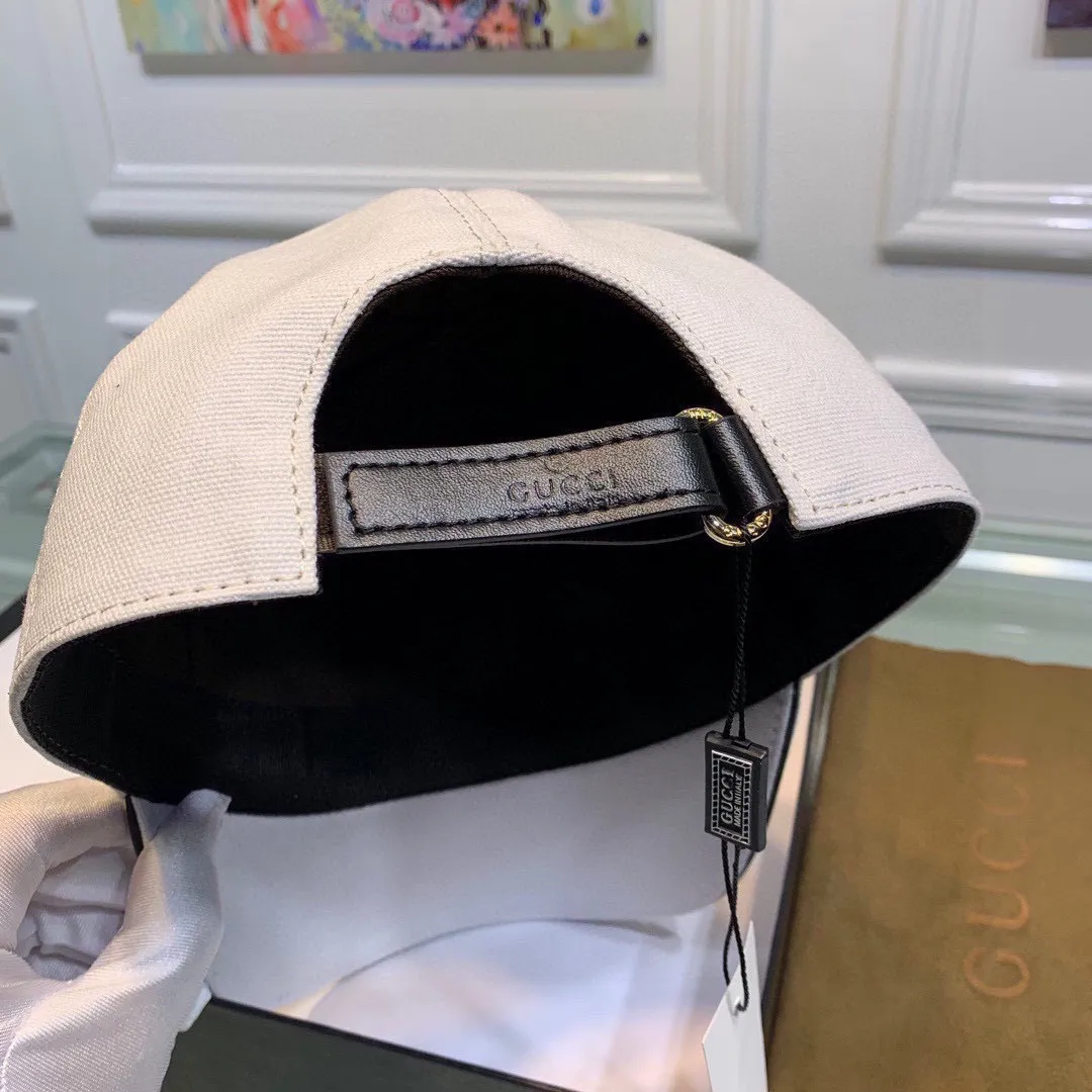 🉐120, NY&Gucci (Gucci) cooperation model, the latest original baseball cap, 1:1 mold customization, heavy embroidery, details comparable to counters, original canvas fabric + first-layer cowhide, excellent quality! The first choice for handsome men and beautiful women, fashionable and versatile. The basic head circumference is 56cm, and the patch is adjustable. Black and white two colors