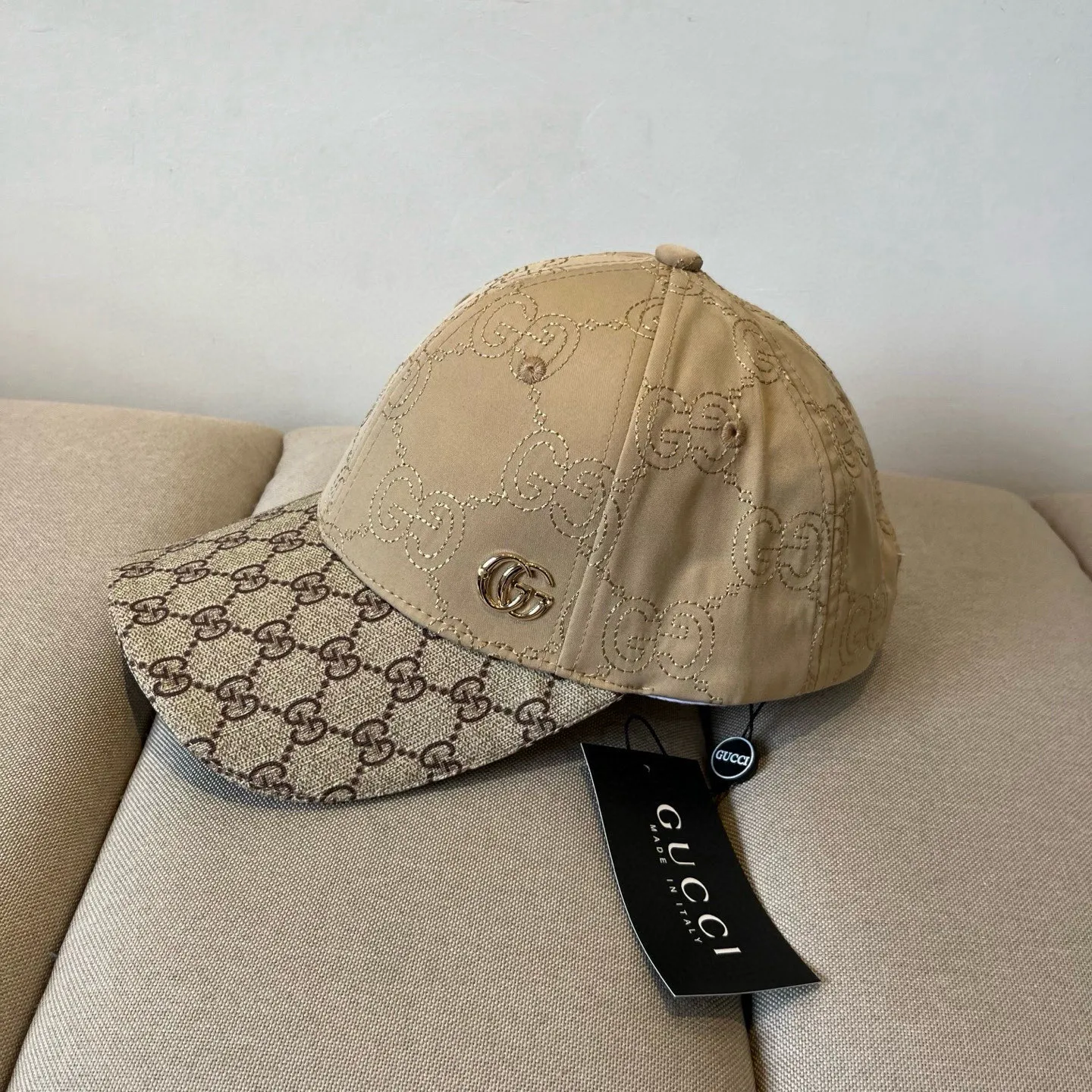 P60 Gucci Baseball Cap♥️GUCCI🧢New product from the official website, baseball cap, original quality, very popular 🔥🎩 The craftsmanship is very exquisite, high-end and classy! Low-key luxury, easy to carry! Running volume!