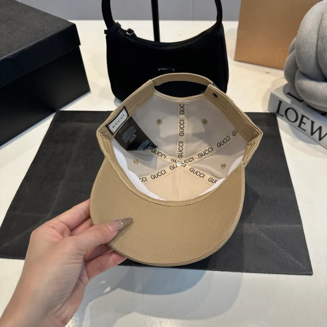 P56 Gucci Baseball Cap GUCCI official website new product, baseball cap, original quality is very popular, the workmanship is very exquisite, high-end atmosphere and class! Low-key luxury, easy to carry! Running volume!