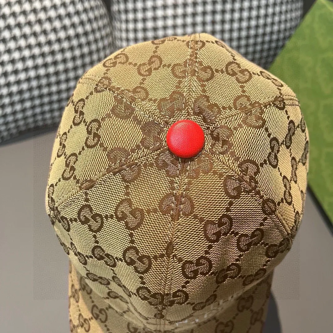 P90, Gucci's new original baseball cap, North Face embroidery! Counter 1:1, imported canvas + first-layer cowhide, popular for purchasing, versatile style for men and women, great quality! The basic head circumference is 56cm, and the patch is adjustable.