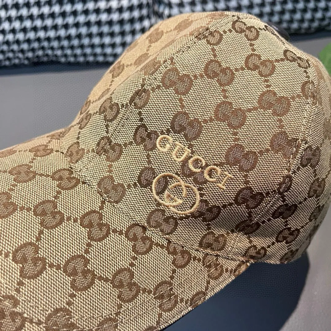 Batch of 900,000-year-old classic models shipped!   , Gucci (Gucci) classic original baseball cap 😍😍 small gold embroidery, 1:1 mold opening and customization at the counter, the highest version, original canvas + first-layer cowhide, pure cotton lining, light and breathable! Photographed in real life, suitable for men and women in all seasons, basic head circumference 56cm, adjustable patches.