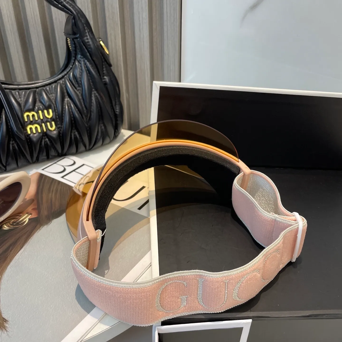 P90 is in stock and shipped in seconds. Gucci’s hot-selling glasses hat is finally here. Sun visor is a revolution in summer! The only fashionable sun hat that blocks UV rays and dark spots, becomes a new weapon to save your skin, and is so fashionable and versatile! The latest dior sun hat! Stylish, good-looking and sun-protective! This color is hard to find at counters