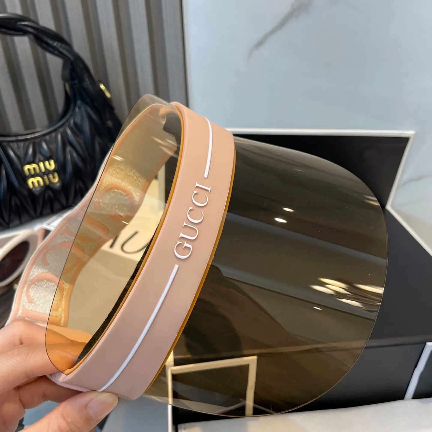 P90 is in stock and shipped in seconds. Gucci’s hot-selling glasses hat is finally here. Sun visor is a revolution in summer! The only fashionable sun hat that blocks UV rays and dark spots, becomes a new weapon to save your skin, and is so fashionable and versatile! The latest dior sun hat! Stylish, good-looking and sun-protective! This color is hard to find at counters