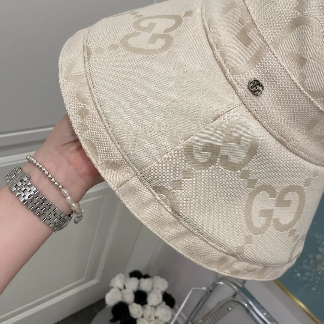 Special batch of 100 Gucci denim wide-brimmed hats. It is handsome but also has a touch of elegance. The shape is very niche and unique, and there is no substitute. The material is very hard and can be propped up. After wearing it, your face is not exposed, and you can go out with just a lipstick. Denim is casual and handsome, and it is a piece worth buying.