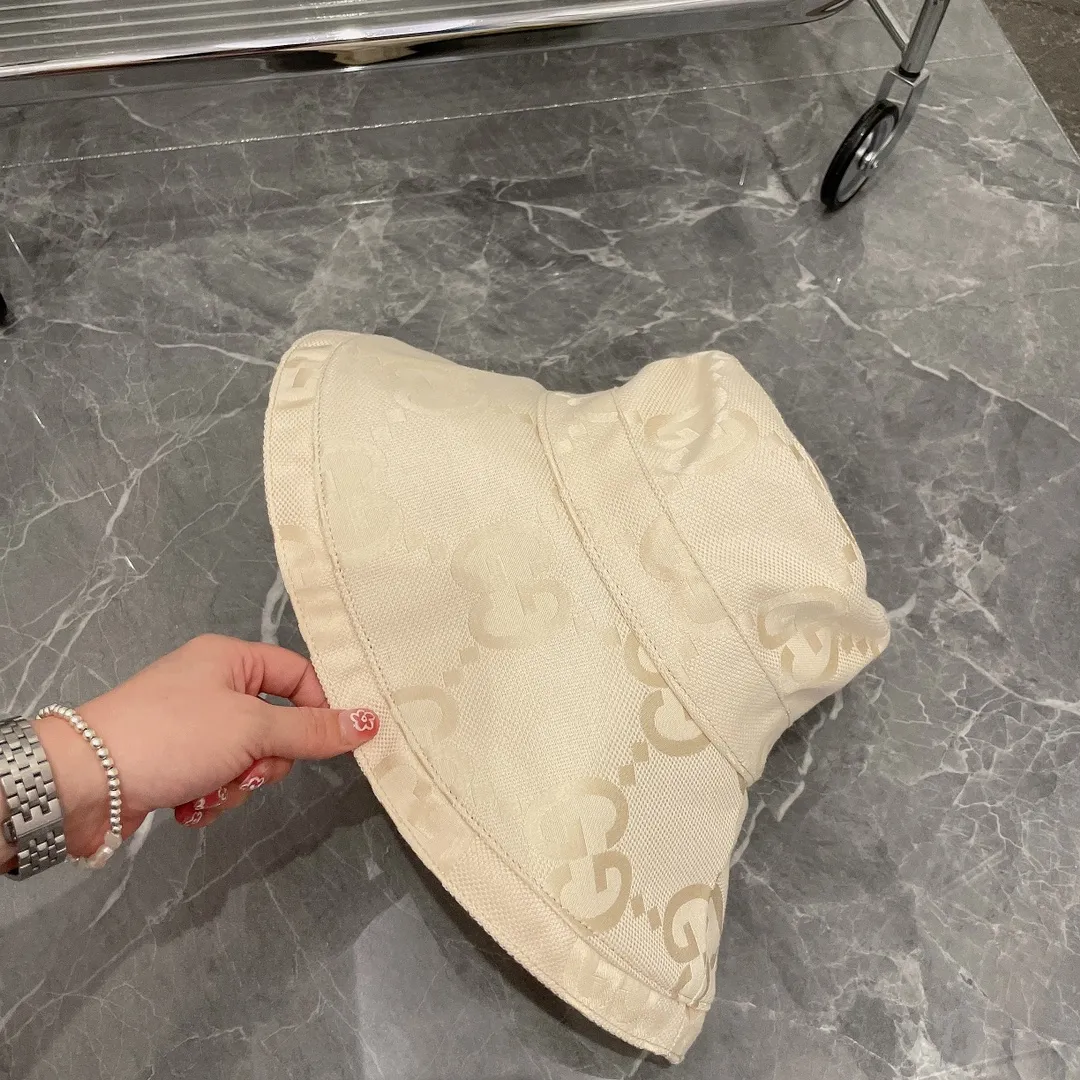 Special batch of 100 Gucci denim wide-brimmed hats. It is handsome but also has a touch of elegance. The shape is very niche and unique, and there is no substitute. The material is very hard and can be propped up. After wearing it, your face is not exposed, and you can go out with just a lipstick. Denim is casual and handsome, and it is a piece worth buying.