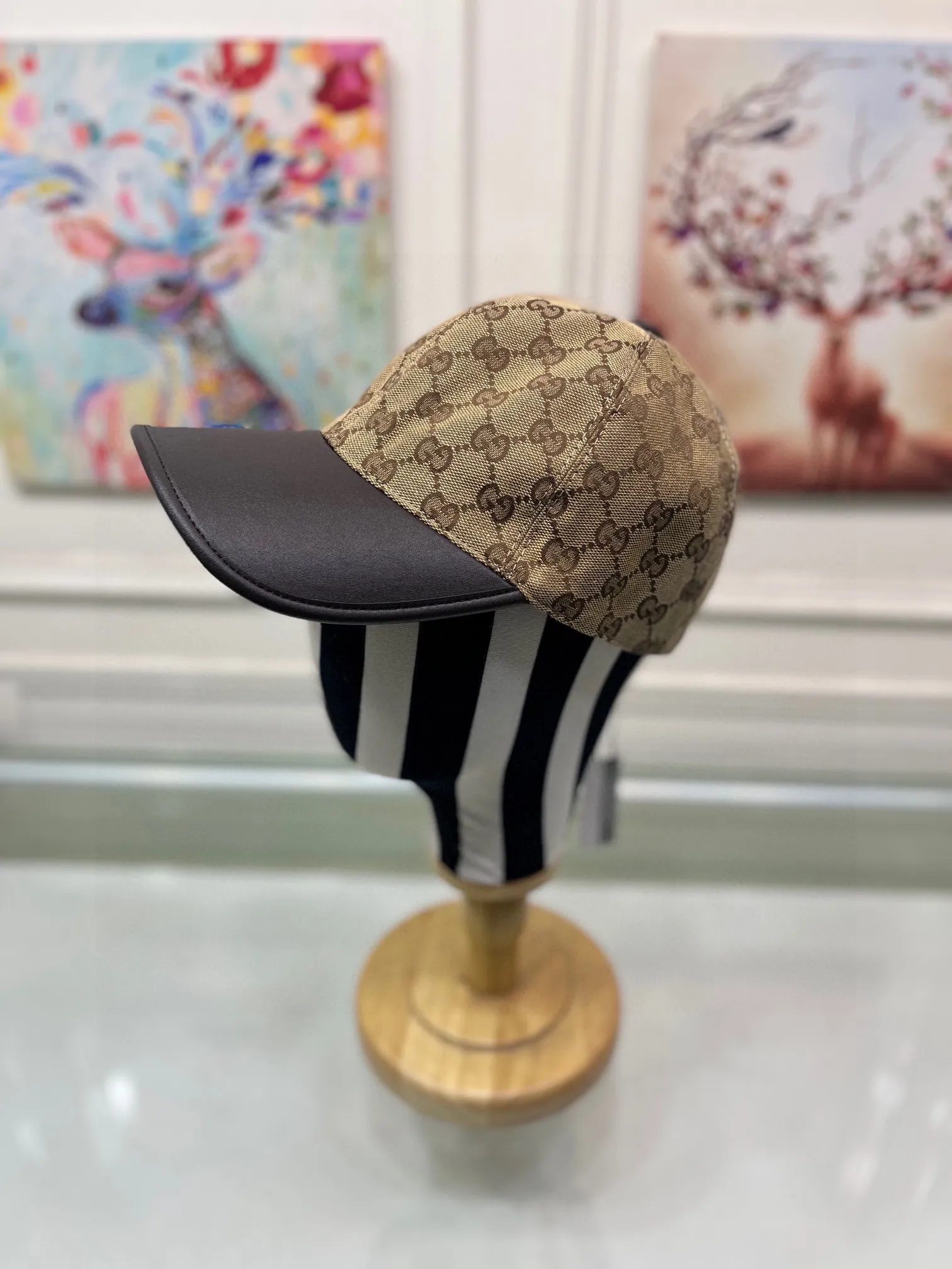 Batch 90, Gucci (Gucci) new original baseball cap, canvas and leather, best-selling model at the counter, 1:1 mold customization, original canvas fabric + first-layer cowhide, fashionable and handsome! The quality is great, the basic head circumference is 56cm, and the patch is adjustable.