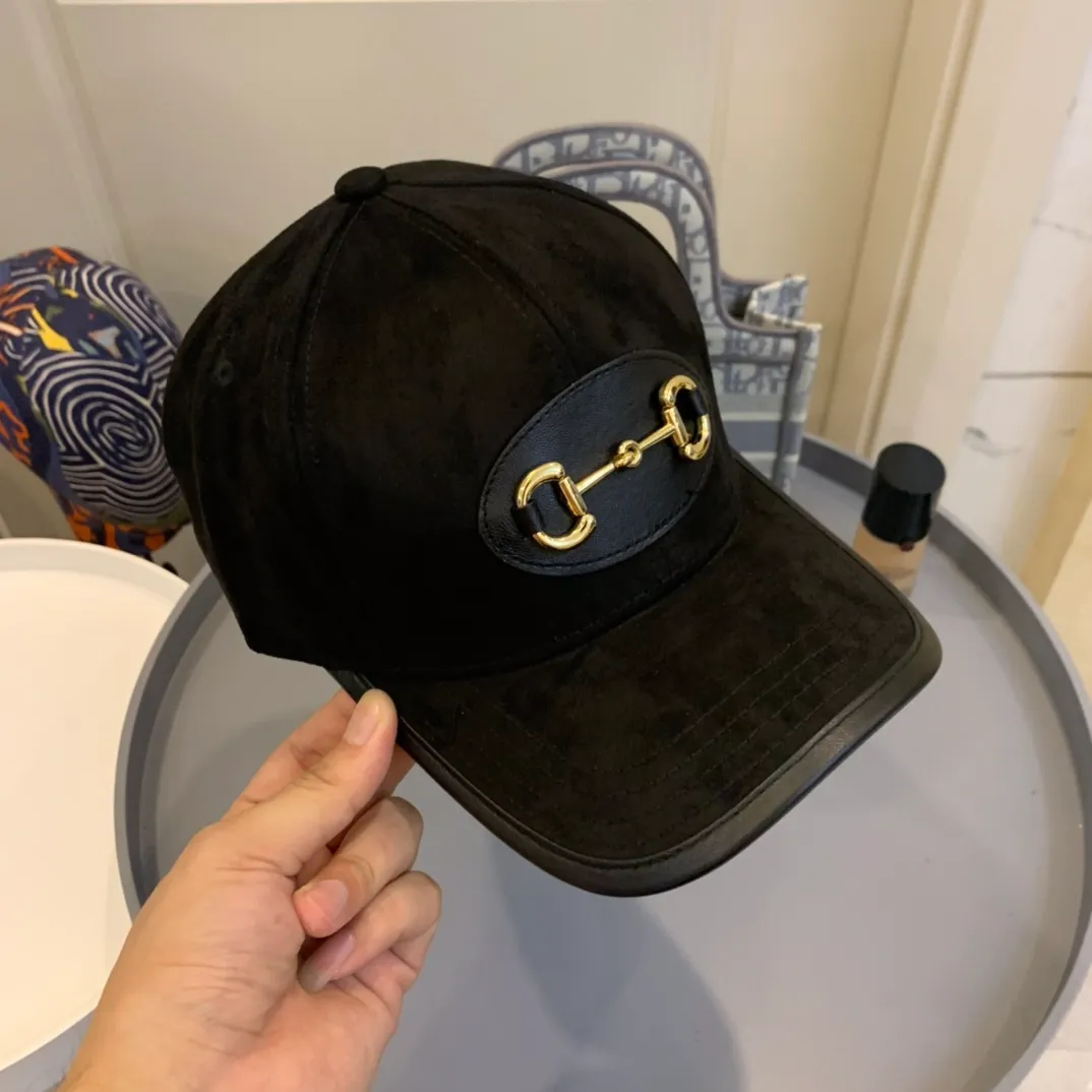 P110 GUCCI Gucci's new presbyopic lock leather-edged baseball cap. Classic and fashionable, with an eye-catching shape. The large brim covers the face and is also a good choice for sun protection! Head circumference:58cm