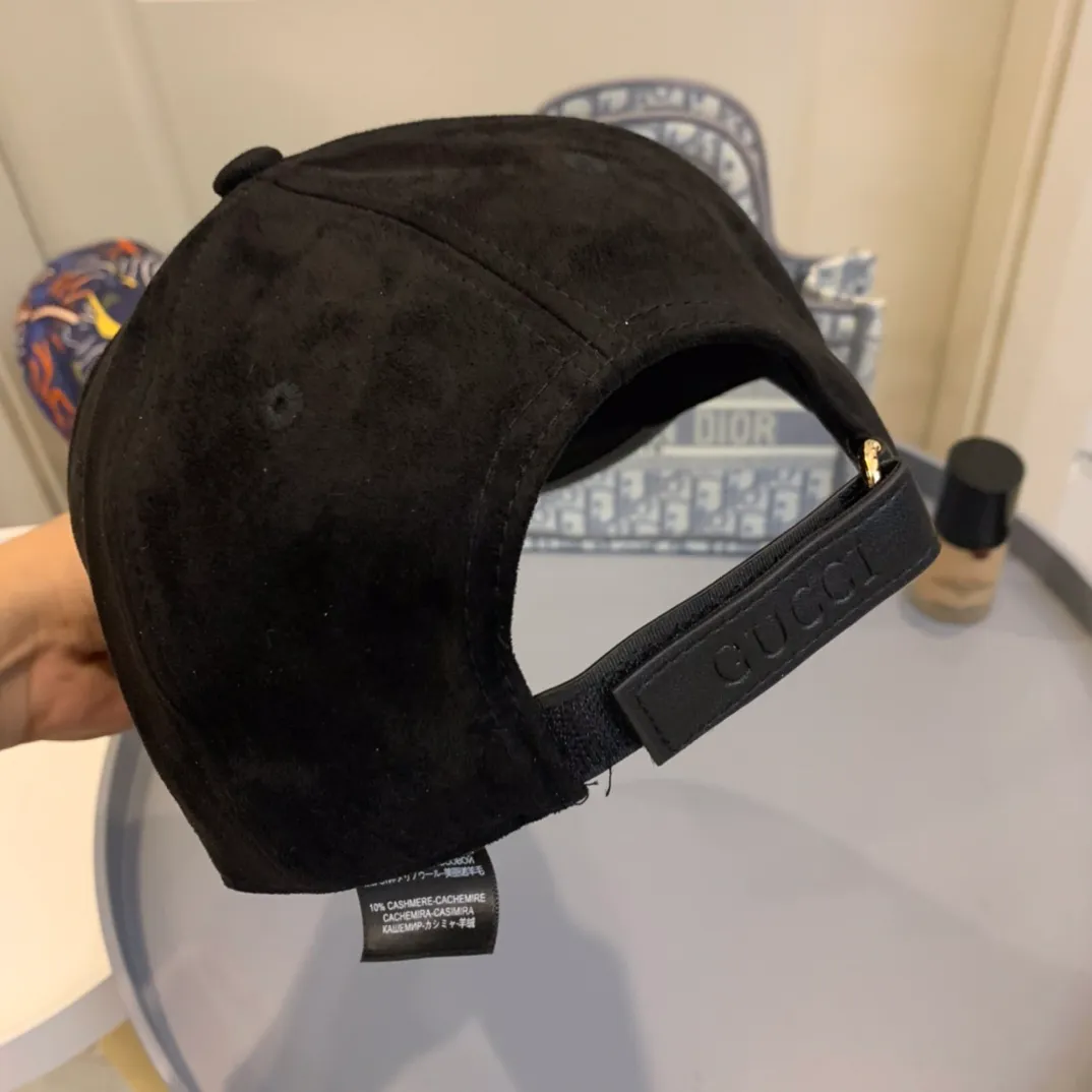 P110 GUCCI Gucci's new presbyopic lock leather-edged baseball cap. Classic and fashionable, with an eye-catching shape. The large brim covers the face and is also a good choice for sun protection! Head circumference:58cm