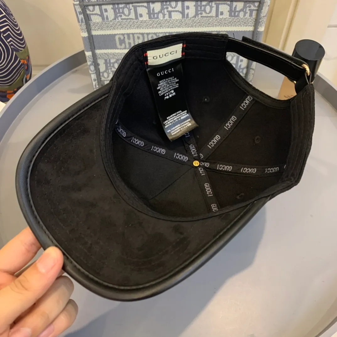 P110 GUCCI Gucci's new presbyopic lock leather-edged baseball cap. Classic and fashionable, with an eye-catching shape. The large brim covers the face and is also a good choice for sun protection! Head circumference:58cm