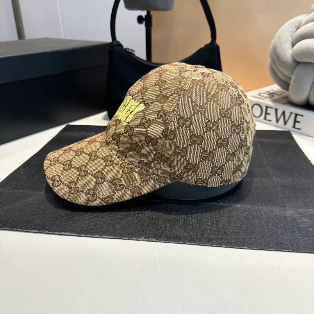 P90 Gucci new original baseball cap, double G jacquard, 1:1 mold opening and customization at the counter, perfect pattern, original canvas fabric + first layer of cowhide, light and breathable! The basic head circumference is 56cm, and the patch is adjustable.