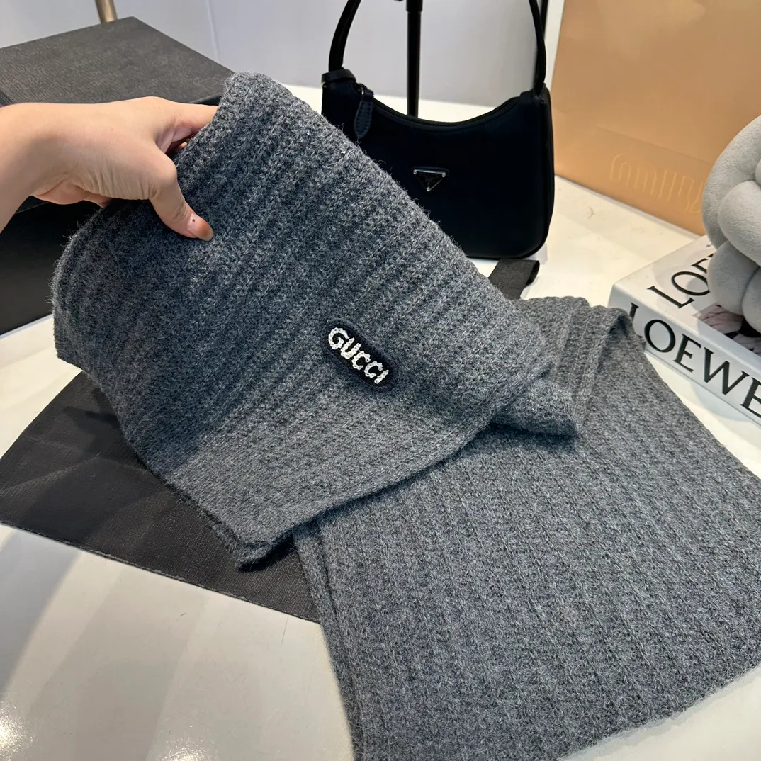 P180 Gucci Gucci three-piece set👏rabbit wool + cashmere knitted scarf and hat set, warm and fashionable, comfortable and soft texture, versatile style💑unisex, couple style
