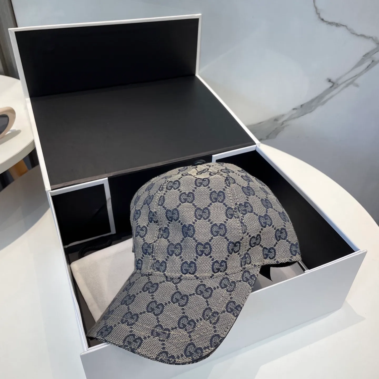 P70 Gucci (Gucci) classic original baseball cap😍Customized with 1:1 mold opening at the counter, the highest version, the original canvas is light and breathable! Photographed in real life, suitable for men and women in all seasons, basic head circumference 56cm, adjustable patches.