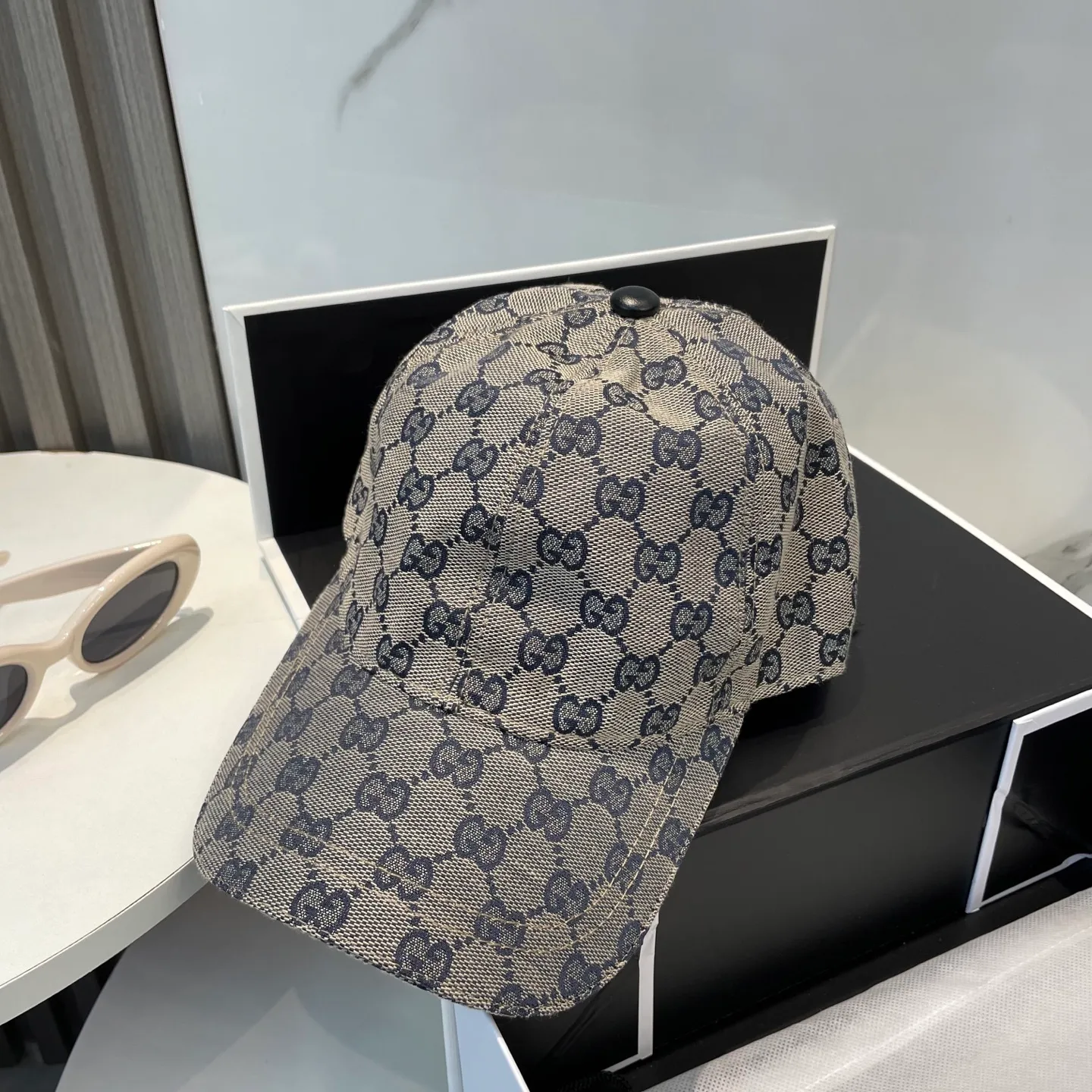P70 Gucci (Gucci) classic original baseball cap😍Customized with 1:1 mold opening at the counter, the highest version, the original canvas is light and breathable! Photographed in real life, suitable for men and women in all seasons, basic head circumference 56cm, adjustable patches.
