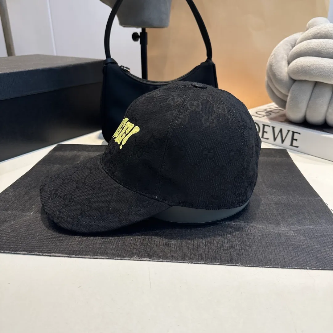 P90 Gucci new original baseball cap, double G jacquard, 1:1 mold opening and customization at the counter, perfect pattern, original canvas fabric + first layer of cowhide, light and breathable! The basic head circumference is 56cm, and the patch is adjustable.