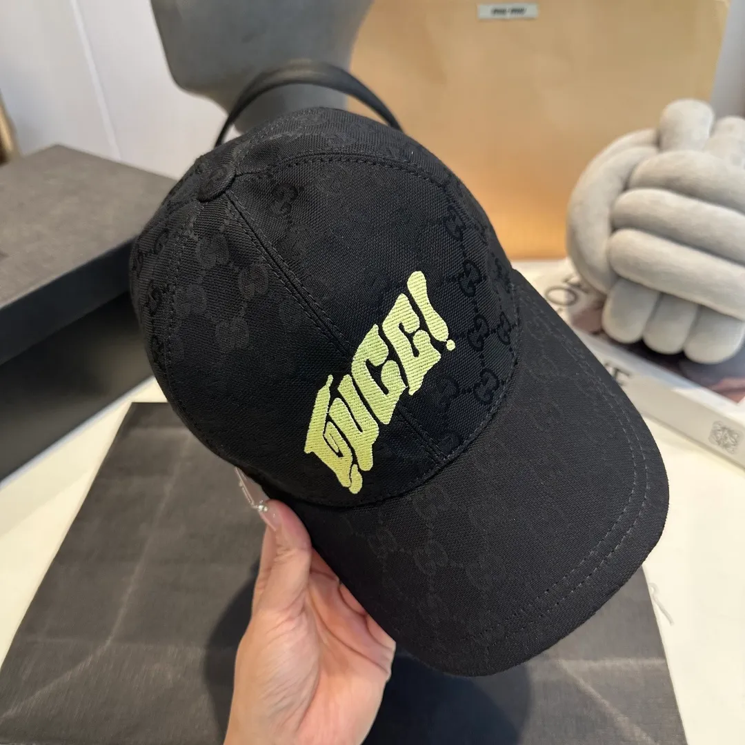 P90 Gucci new original baseball cap, double G jacquard, 1:1 mold opening and customization at the counter, perfect pattern, original canvas fabric + first layer of cowhide, light and breathable! The basic head circumference is 56cm, and the patch is adjustable.