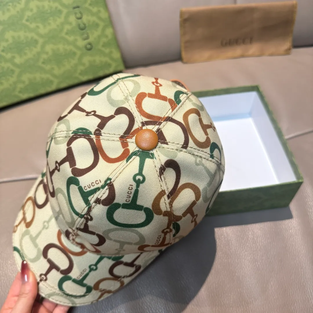 p90 Horsebit buckle shipped. Gucci new original baseball cap, horsebit buckle baseball cap. 1:1 mold opening and customization at the counter, original canvas fabric + first layer of cowhide, light and breathable! The basic head circumference is 56cm, and the patch is adjustable.