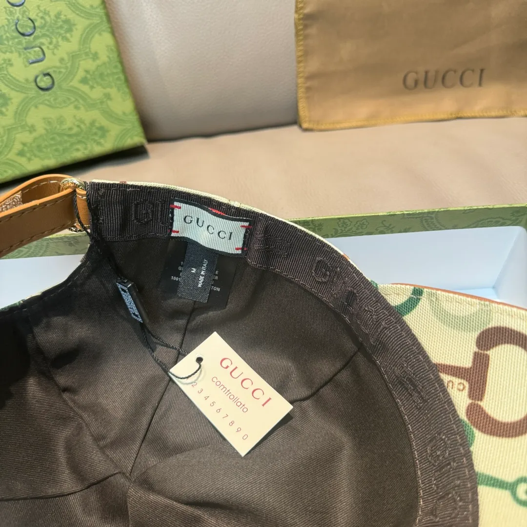 p90 Horsebit buckle shipped. Gucci new original baseball cap, horsebit buckle baseball cap. 1:1 mold opening and customization at the counter, original canvas fabric + first layer of cowhide, light and breathable! The basic head circumference is 56cm, and the patch is adjustable.