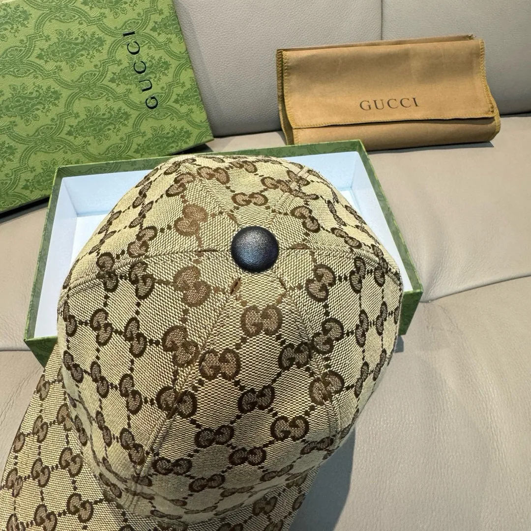 p90., Gucci's new original baseball cap, logo webbing, 1:1 mold opening and customization at the counter, original canvas fabric + first-layer cowhide, light and breathable! The basic head circumference is 56cm, and the patch is adjustable.
