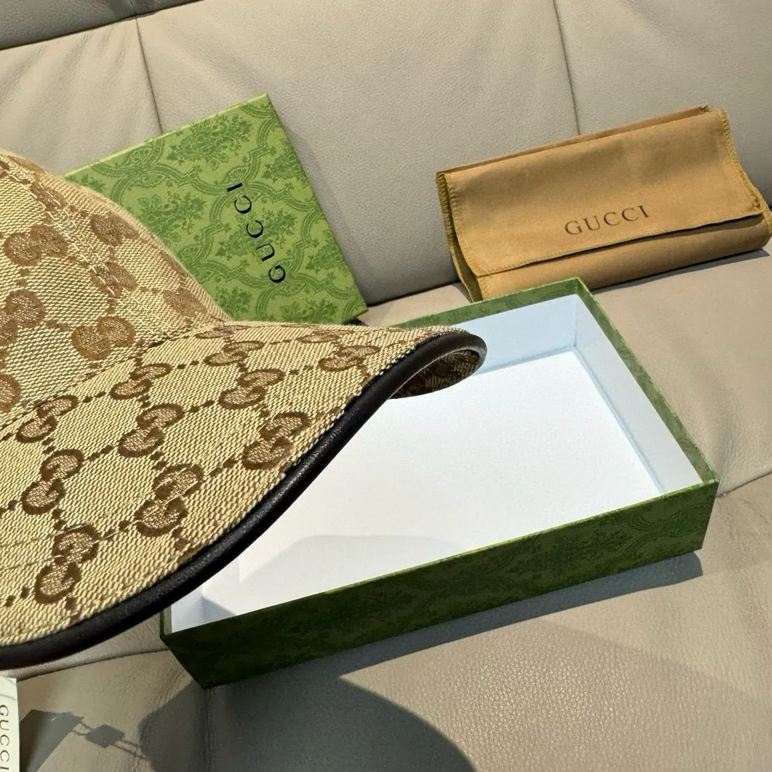 p90., Gucci's new original baseball cap, logo webbing, 1:1 mold opening and customization at the counter, original canvas fabric + first-layer cowhide, light and breathable! The basic head circumference is 56cm, and the patch is adjustable.