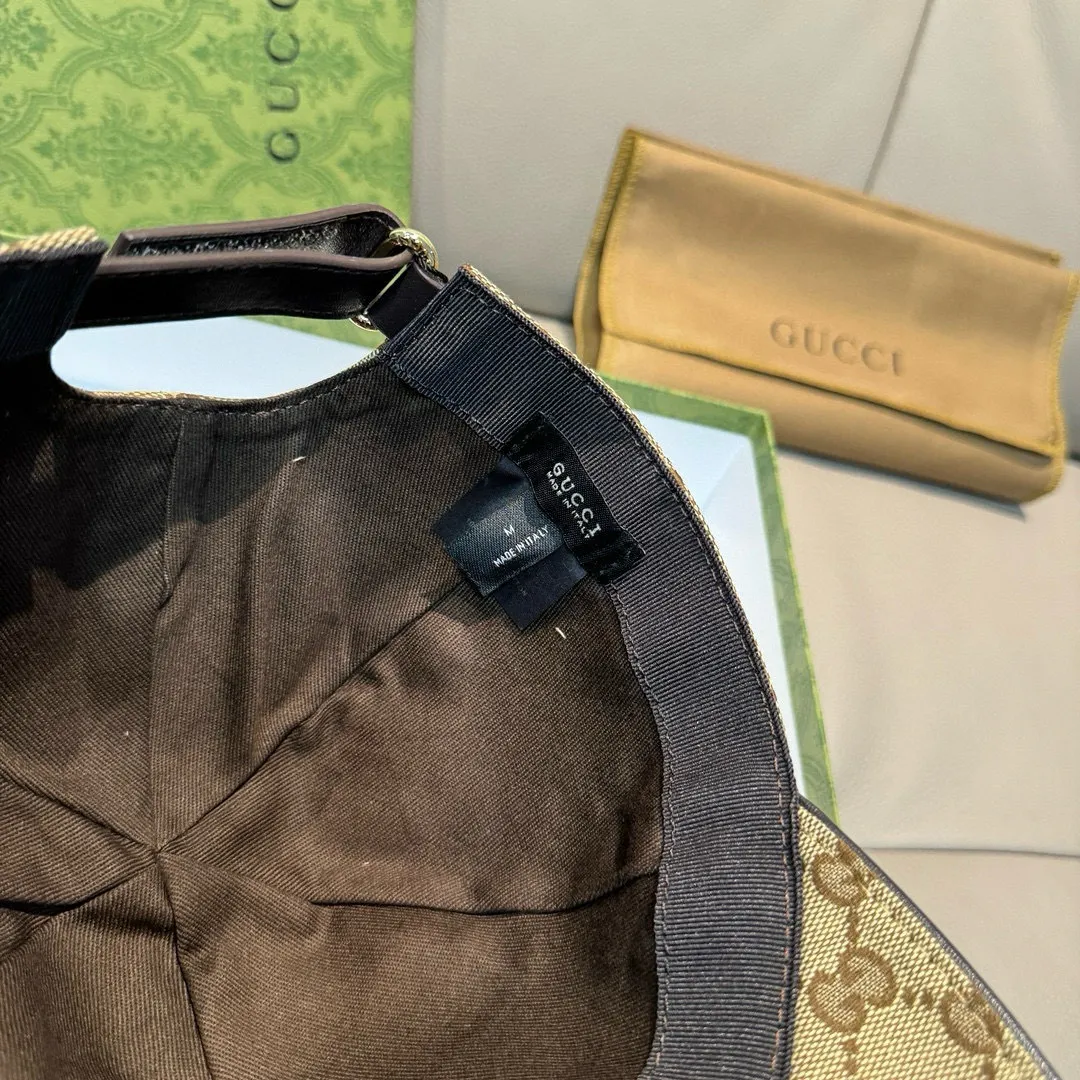 p90., Gucci's new original baseball cap, logo webbing, 1:1 mold opening and customization at the counter, original canvas fabric + first-layer cowhide, light and breathable! The basic head circumference is 56cm, and the patch is adjustable.