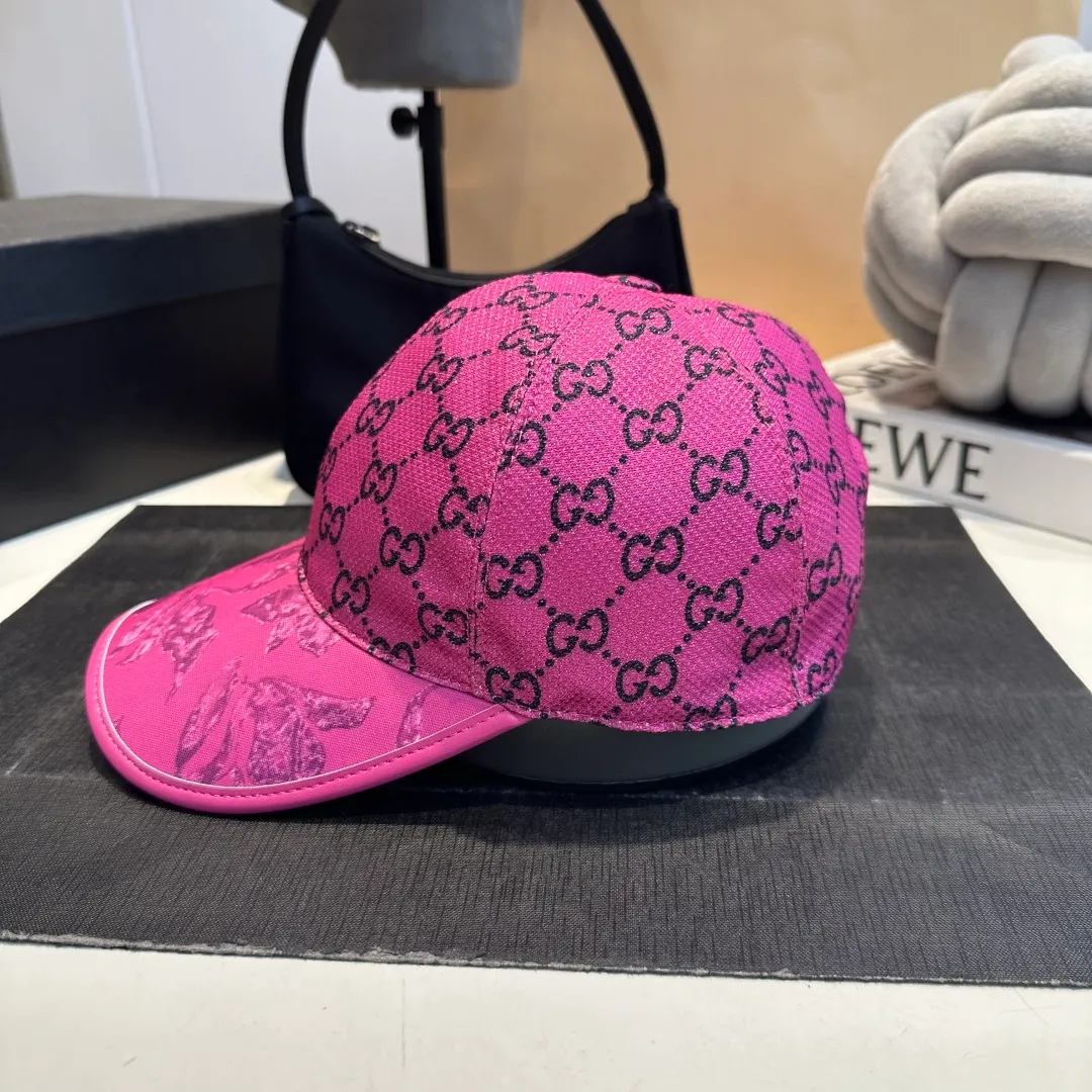 P90 Gucci's latest original baseball cap with wide webbing. 1:1 mold opening and customization at the counter, the highest version, original canvas fabric + first-layer cowhide, light and breathable! Photographed in real life, suitable for men and women in all seasons, basic head circumference 56cm, adjustable patches.