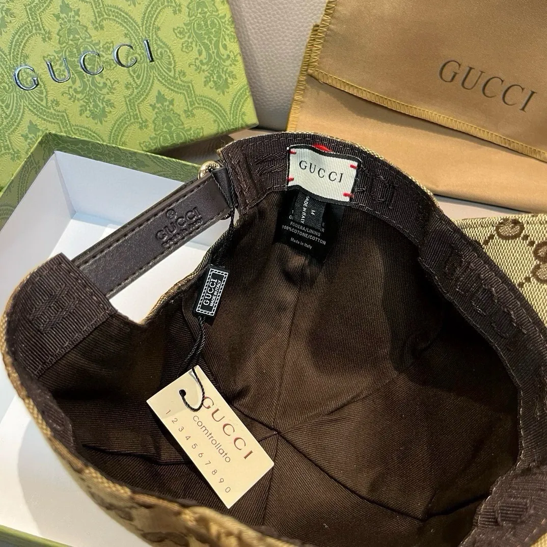P90 new model is shipped! , Gucci (Gucci) latest original baseball cap, wide webbing. 1:1 mold opening and customization at the counter, the highest version, original canvas fabric + first-layer cowhide, light and breathable! Photographed in real life, suitable for men and women in all seasons, basic head circumference 56cm, adjustable patches.