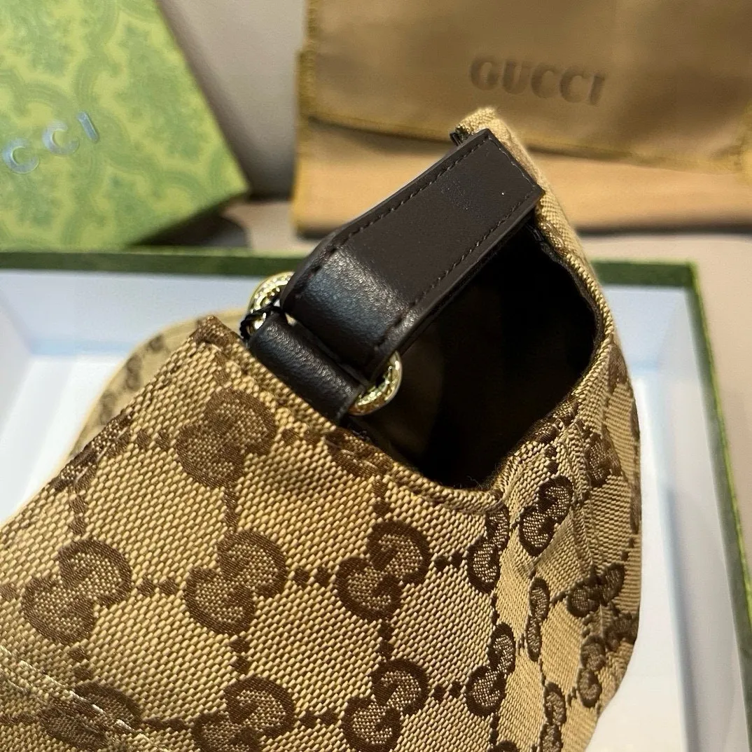 P90 new model is shipped! , Gucci (Gucci) latest original baseball cap, wide webbing. 1:1 mold opening and customization at the counter, the highest version, original canvas fabric + first-layer cowhide, light and breathable! Photographed in real life, suitable for men and women in all seasons, basic head circumference 56cm, adjustable patches.