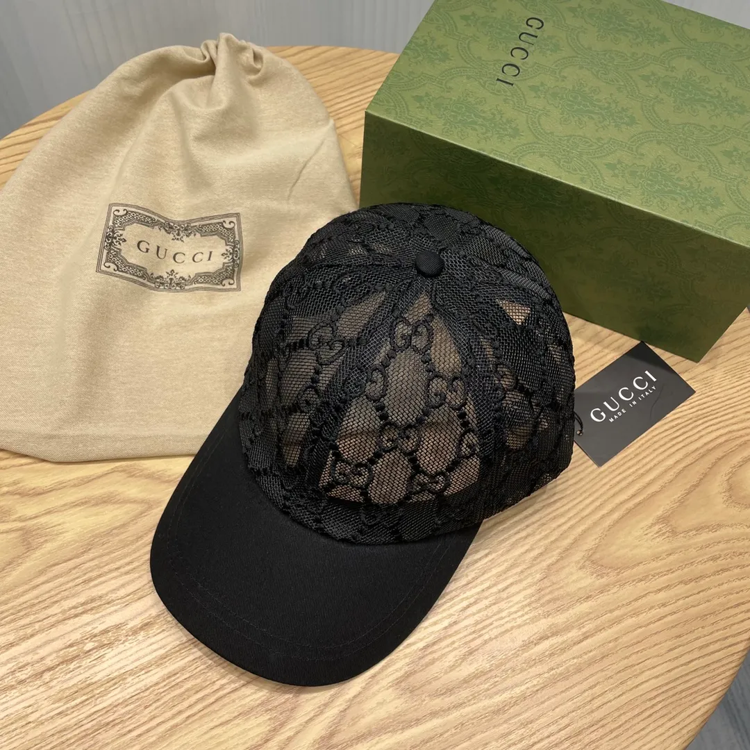 Special batch of 60 Gucci's new lace peaked cap, with the double G as the core design, continues to add agility to this retro-style mini GG baseball cap, and appears in the small ancient, early spring ready-to-wear and accessories series in the form of colorful printed patterns. Classic and stunning style, elegant and noble, a must-have for goddesses. This year’s latest and most popular color matching, high-end on the face~classic and retro, very eye-catching and versatile! All in all, it’s so perfect that it brings tears to my eyes, and it’s so beautiful to give away and keep for yourself! Baseball caps are the most special type of fashion items and are suitable for the most face shapes. No matter you have a round face or an oval face, it can do the job and can be used to modify all face shapes! Rare product! Material: Customer-supplied mesh, electro-embroidered double-G technology, spliced ​​with mesh imported from Spain. It is very breathable in summer, so you don’t have to worry about sweltering and sweating. It is suitable for all seasons! *Process requirements: Laser holographic cutting, all mesh cutting pieces, must be edge-locked! Dual-chip anti-counterfeiting, not available on the market *size: head circumference 57cm* comes with full dust bag ➕ gift box packaging