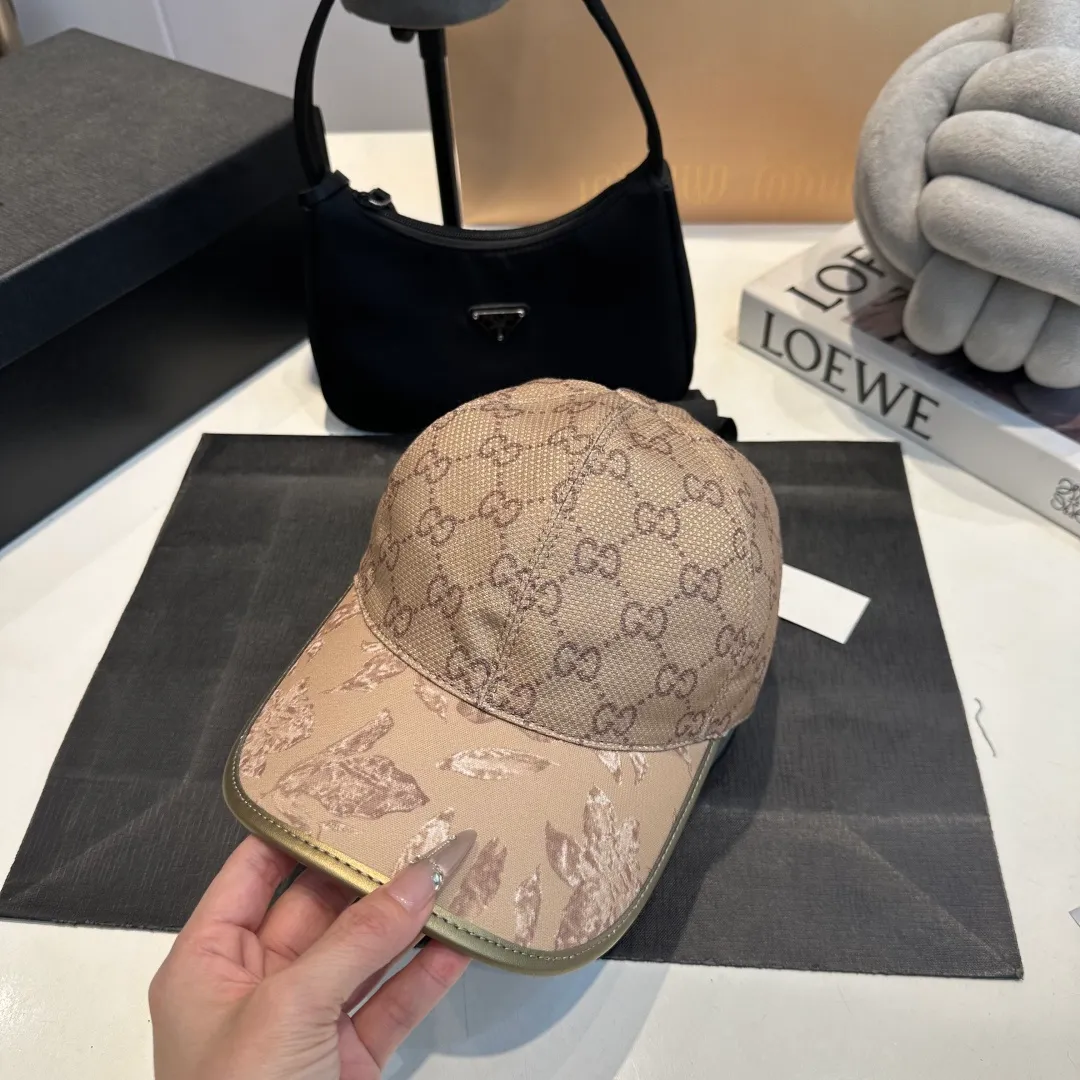 P90 Gucci's latest original baseball cap with wide webbing. 1:1 mold opening and customization at the counter, the highest version, original canvas fabric + first-layer cowhide, light and breathable! Photographed in real life, suitable for men and women in all seasons, basic head circumference 56cm, adjustable patches.