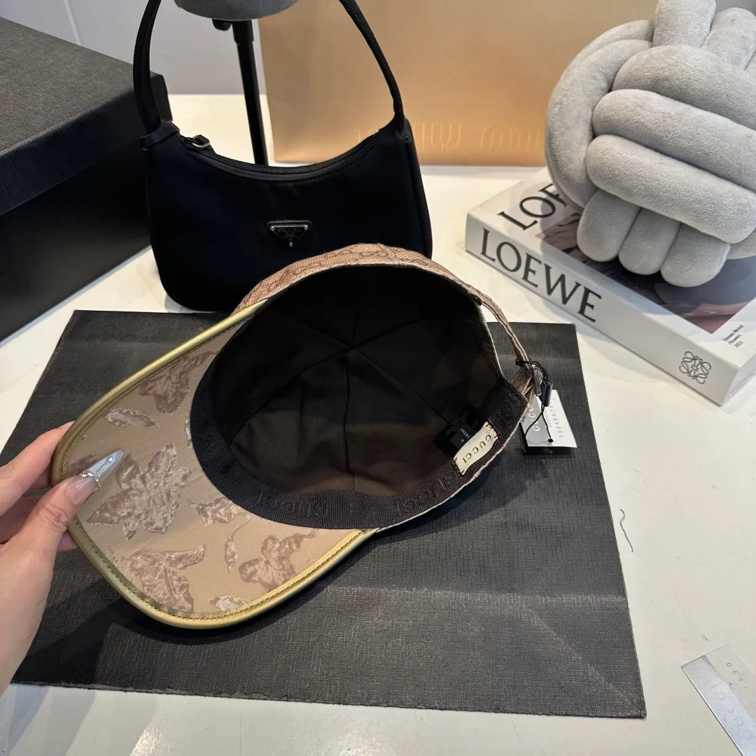 P90 Gucci's latest original baseball cap with wide webbing. 1:1 mold opening and customization at the counter, the highest version, original canvas fabric + first-layer cowhide, light and breathable! Photographed in real life, suitable for men and women in all seasons, basic head circumference 56cm, adjustable patches.