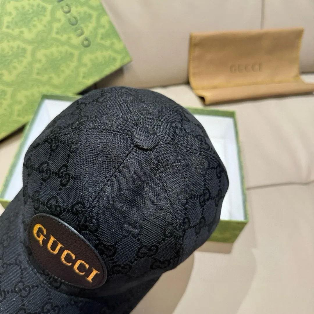 P90., Gucci (Gucci) new original baseball cap, Gucci hot stamping, the latest model at the counter, 1:1 custom mold opening, genuine mold opening, original canvas fabric + first layer of cowhide, original quality! The quality is great, the basic head circumference is 56cm, and the patch is adjustable.
